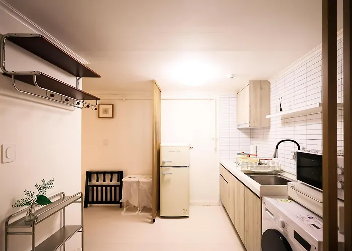 청담동, 명품거리, 청담역, 압구정로데오, 성형 병원, 한강공원, 강남도심, 발마사지기, 에어드레서, 무료주차 * Seul